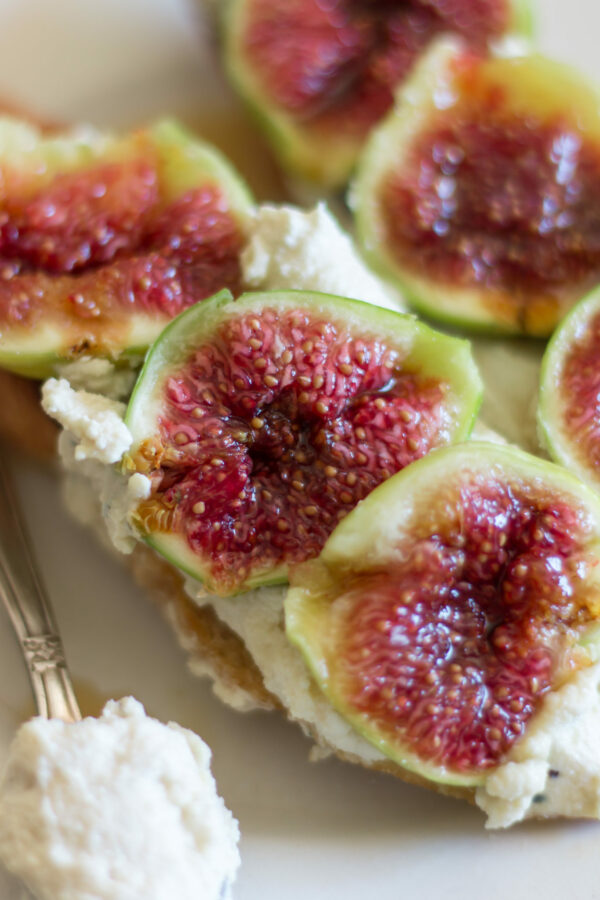Tartines fauxmage et figues