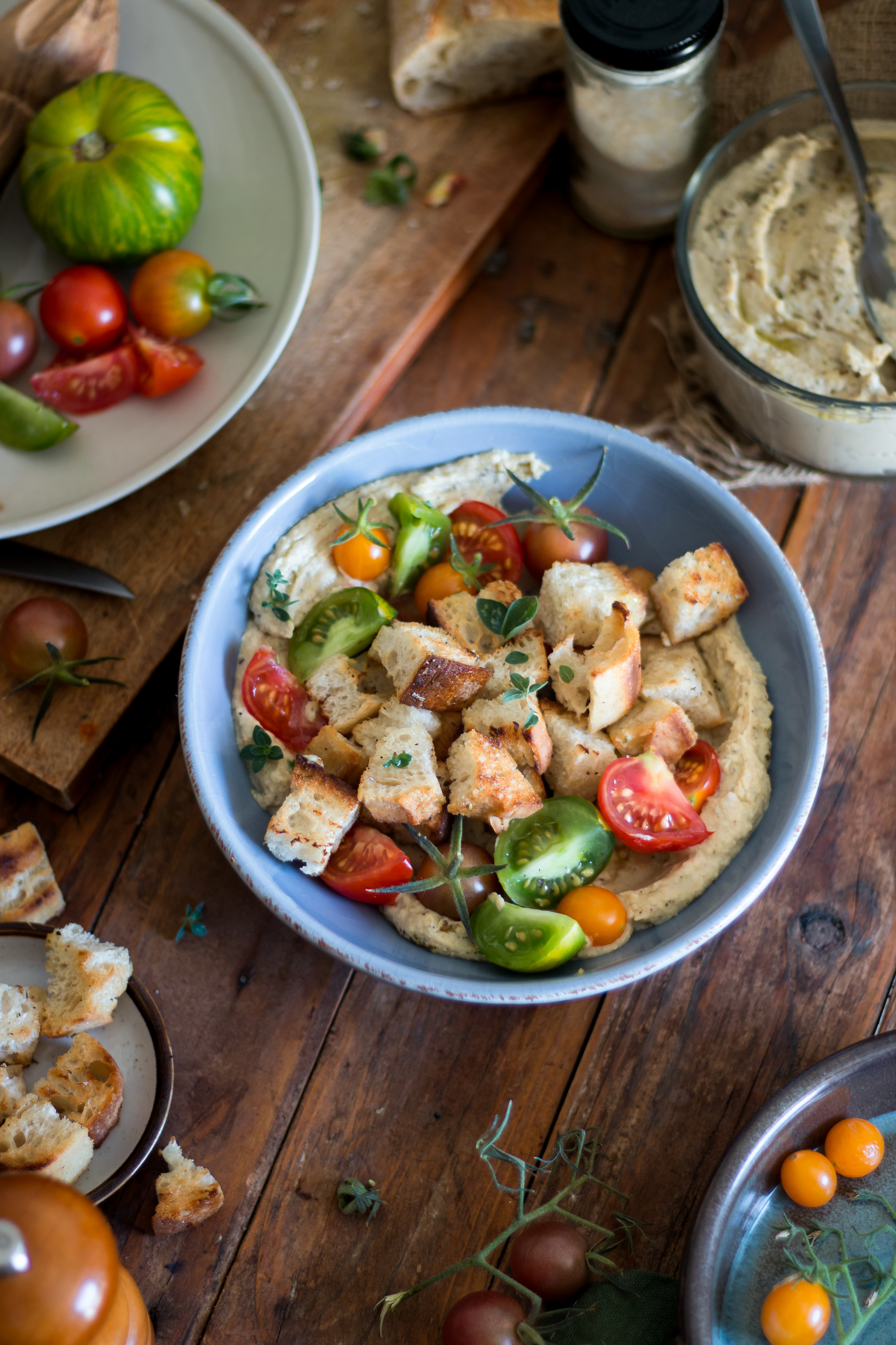 Assiette houmous tomate