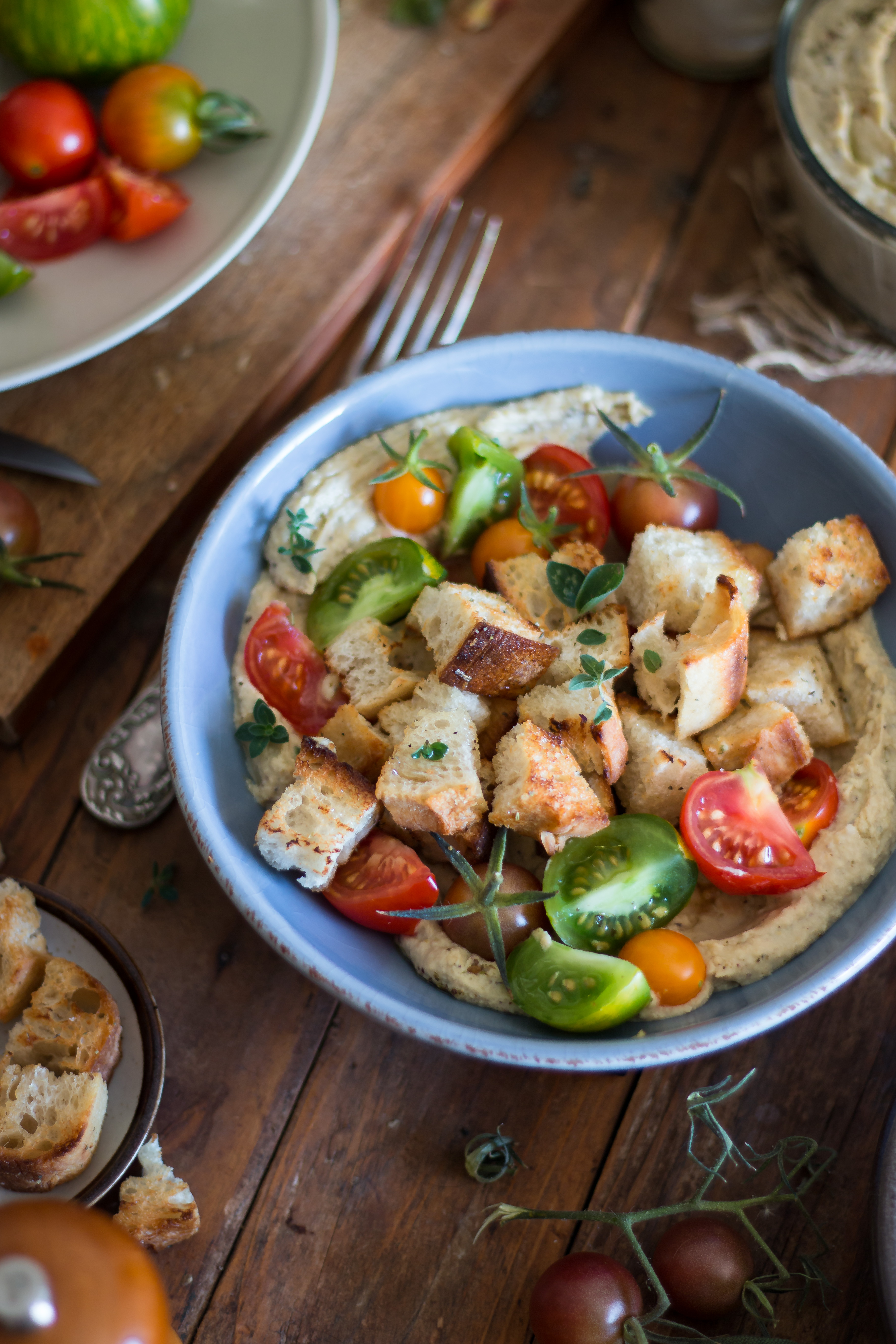 Assiette houmous tomate